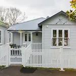 Light-Filled Renovated Villa Walk To Ponsonby Road