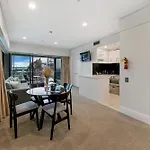 Fabulous Corner Apartment W/ Dazzling Harbour View