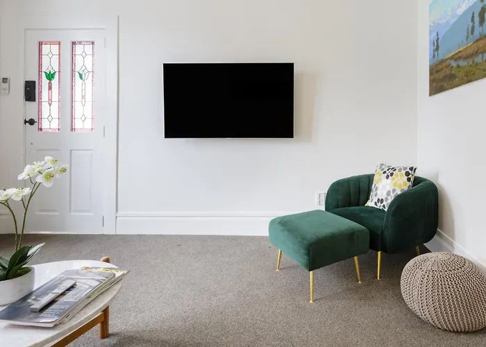 Light-Filled Renovated Villa Walk To Ponsonby Road