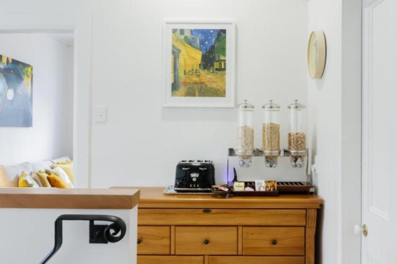 Light-filled Renovated Walk To Ponsonby Road Apartment *