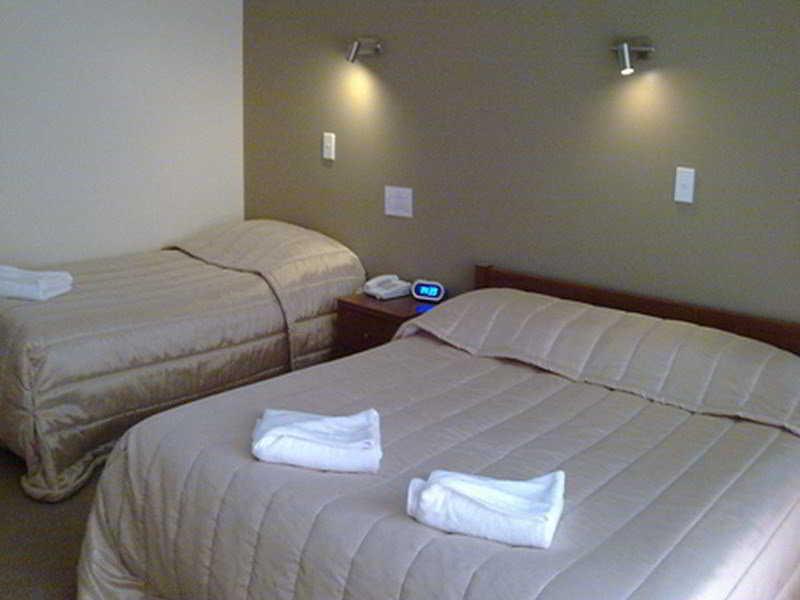 Airport Kiwi Hotel 3*