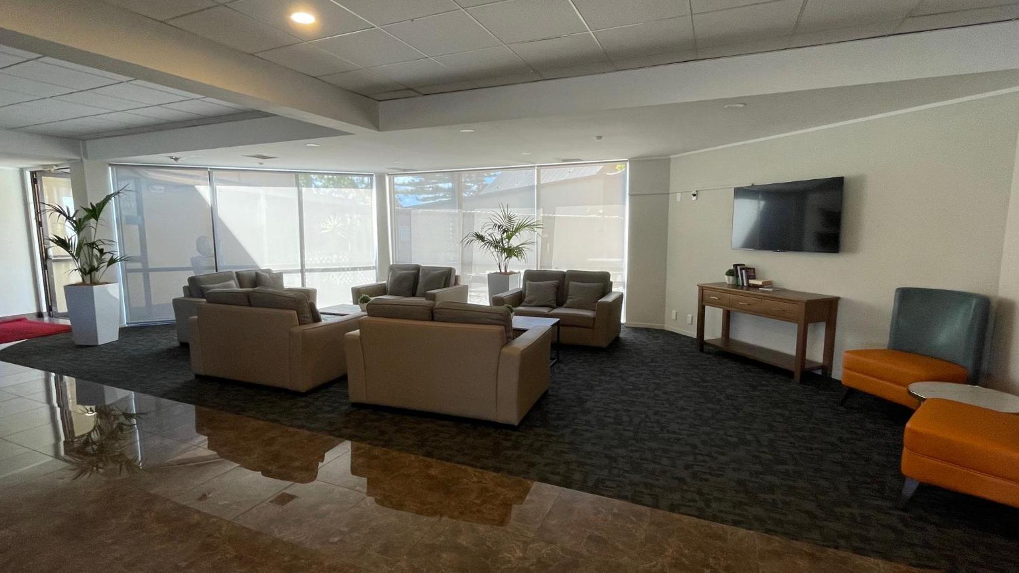 Airport Kiwi Hotel 3*