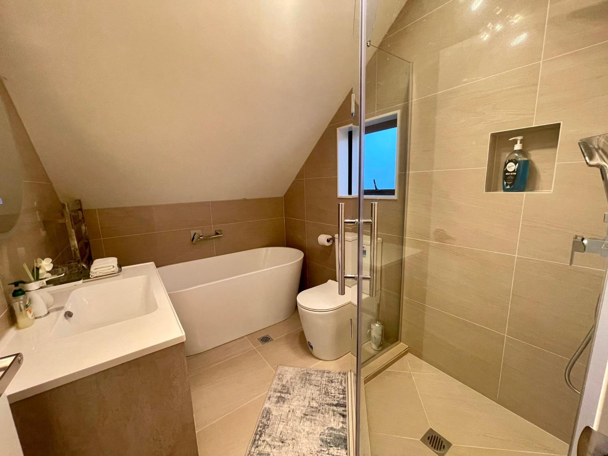 Free Carpark, 4-bedroom House Auckland