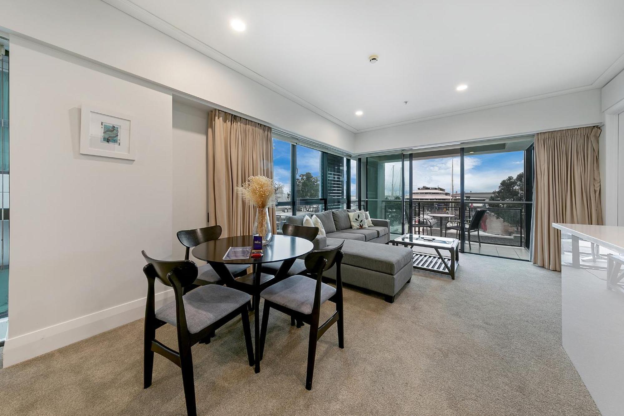 Fabulous Corner W/ Dazzling Harbour View Auckland