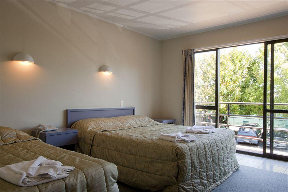 Airport Kiwi Hotel 3*