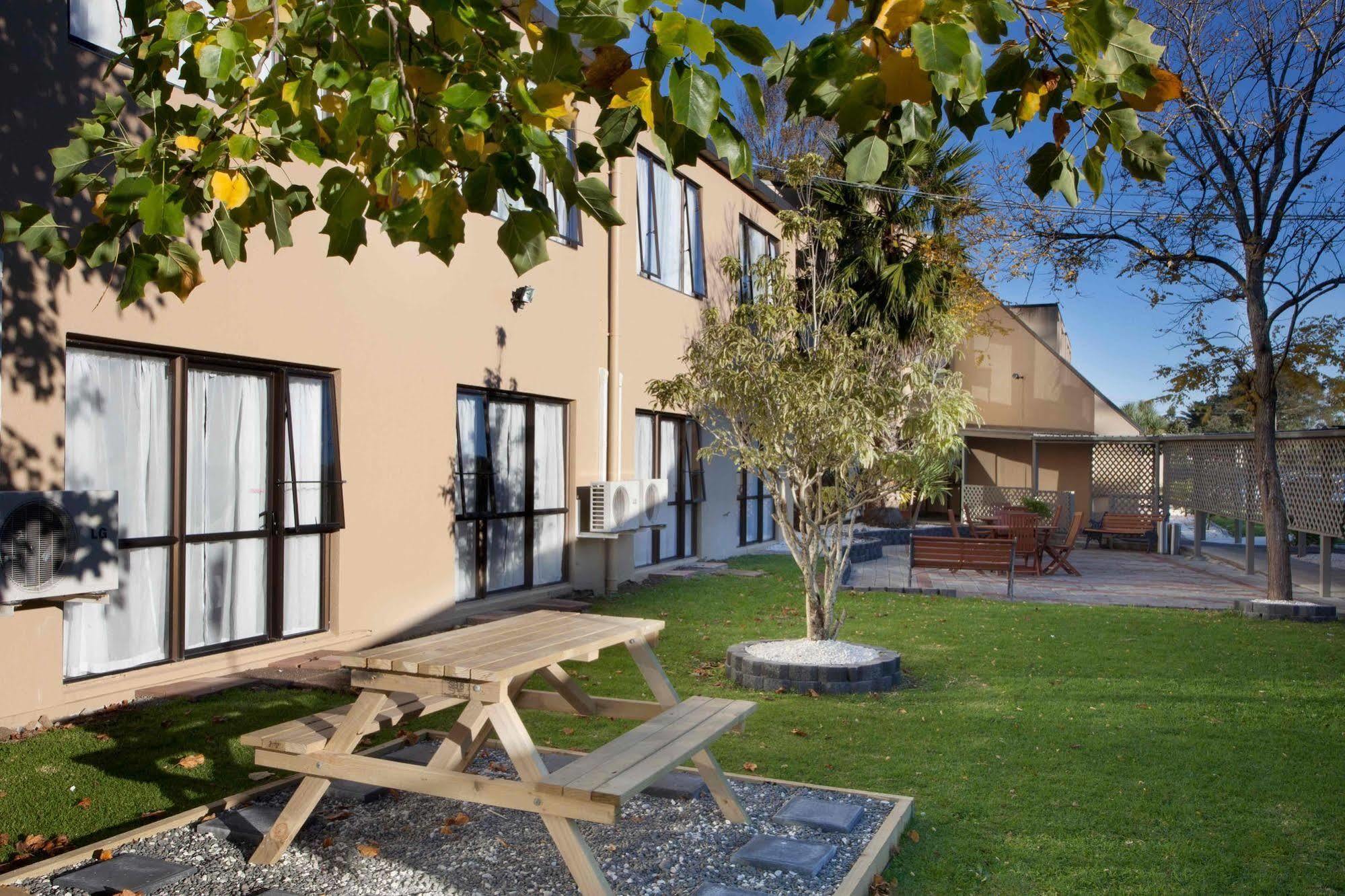Airport Kiwi Hotel 3*