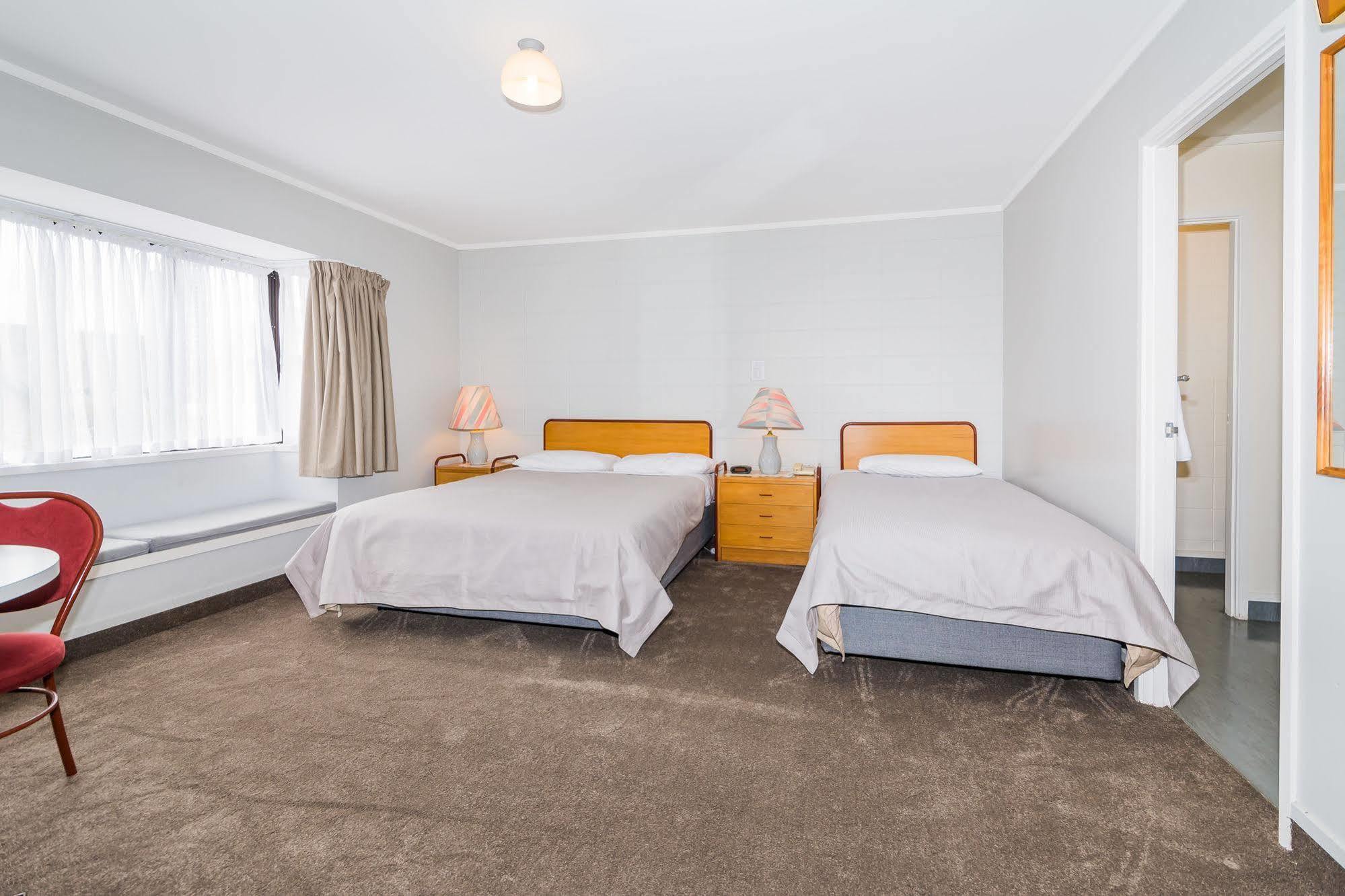 Takapuna International Motor 3*