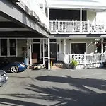 Shooters Saloon Hotel & Cabins