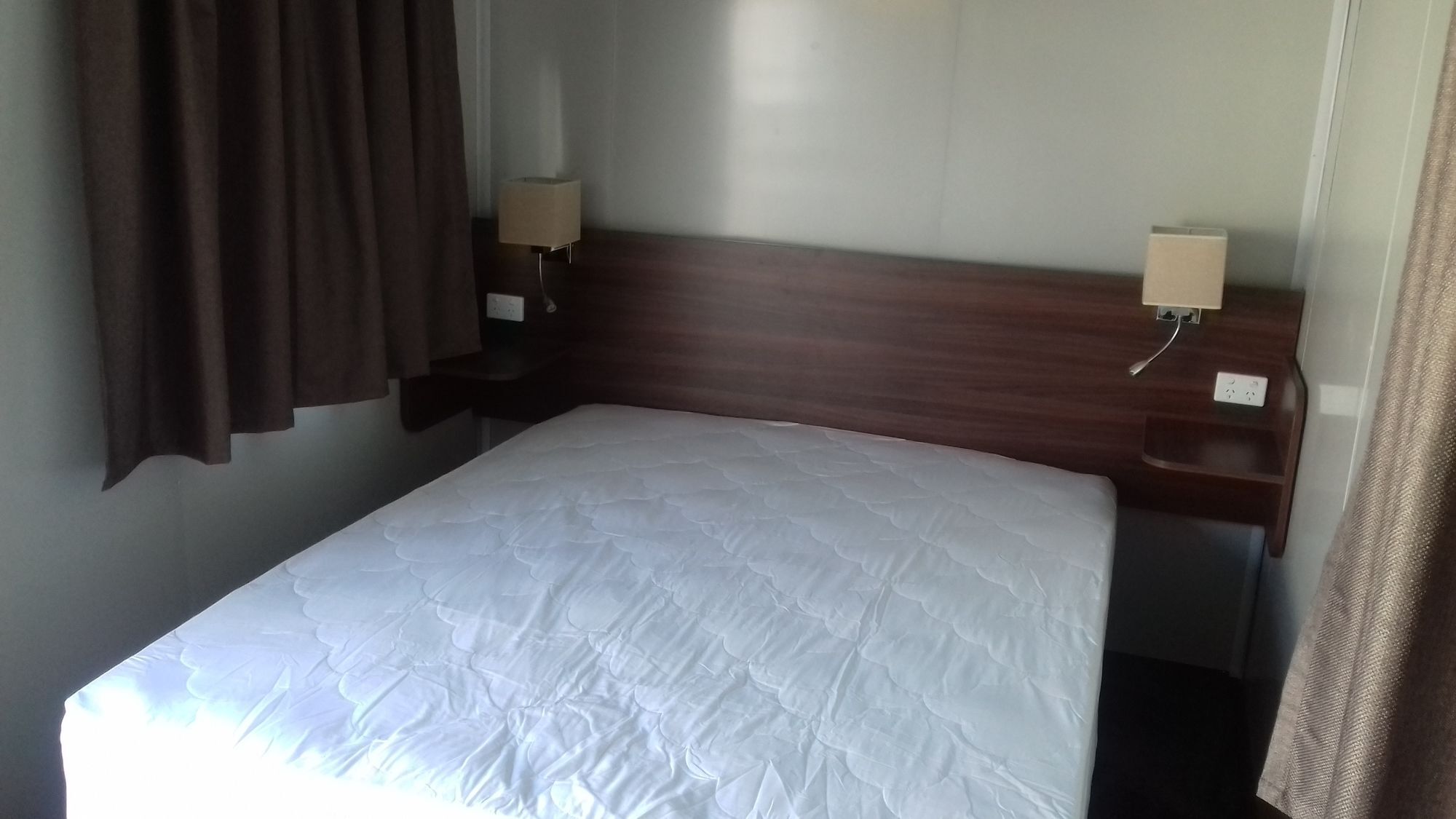 Shooters Saloon & Hotel 2*