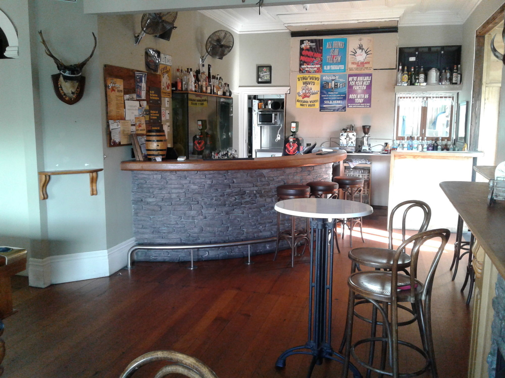 Shooters Saloon & Hotel 2*