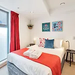Metro Living Apt Near Skytower And Parking