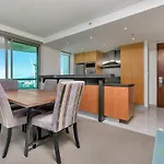 Qv Central Upscale Apt In A Hotel Building-929