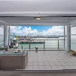 Qv Elegant Modern Apt With Water View - 982