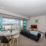 Qv Elegant Modern Apt With Water View - 982