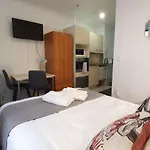 City Den Studio With Wi-Fi And Kitchen