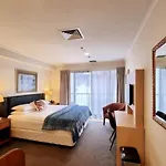 Metroview Studio In Cbd With Air-Con, Pool And Gym