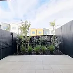 Huntington Townhouse With Patio And Parking
