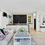 Luxury Tropical Oasis, Beach, Village Near Auckland Cbd