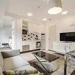 Bright & Modern Auckland Cbd Apartment