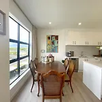 Your Modern Home In Sandringham, Close To City, Heat Pumps, Netflix, Parking