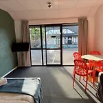Oakwood Manor Motor Lodge