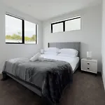 Modern 3-Bds Townhouse In South Auckland