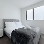 Modern 3-Bds Townhouse In South Auckland