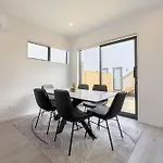 Modern 3-Bds Townhouse In South Auckland