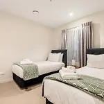 Spacious Mount Eden Apartment