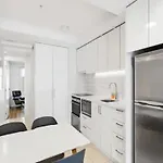 Central Modern Apartment With Remote Working Space