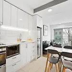 Central Modern Apartment With Remote Working Space