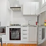 Cheerful 1 Bedroom Home With Free Parking