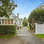 Cheerful 1 Bedroom Home With Free Parking