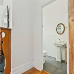 Cheerful 1 Bedroom Home With Free Parking
