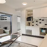 Bright & Modern Auckland Cbd Apartment