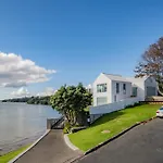 Harbour View - Westmere Holiday Apartment