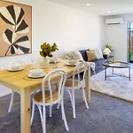 Chic 2-Bed Gem: Trust Arena Proximity - West Akl