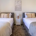 Chic 2-Bed Gem: Trust Arena Proximity - West Akl