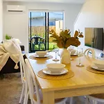 Chic 2-Bed Gem: Trust Arena Proximity - West Akl