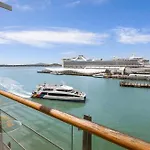 Spacious Water-Front Apartment -Princes Wharf 2219