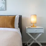 West Auckland Retreat 2Br Sleeps 4