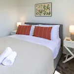 West Auckland Retreat 2Br Sleeps 4