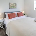 West Auckland Retreat 2Br Sleeps 4
