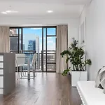 Metropolis Apartments By Urban Rest