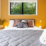 Modern Hideaway: 2-Bed Townhouse