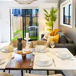 Modern Hideaway: 2-Bed Townhouse