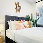 Beautiful Stylish Cbd Apartment