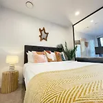 Beautiful Stylish Cbd Apartment