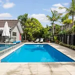 Villa With Pool In Browns Bay