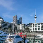 Fabulous Corner Apartment W/ Dazzling Harbour View